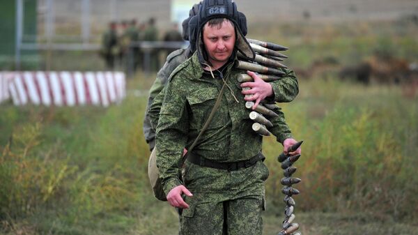 Новобранцы несут боеприпасы во время военных учений на полигоне в Ростове-на-Дону на юге России - Sputnik Азербайджан