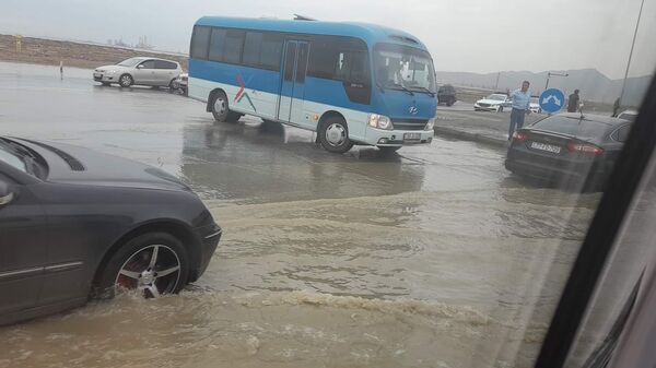 Движение на затопленном участке трассы Баку-Газах парализовано - Sputnik Азербайджан