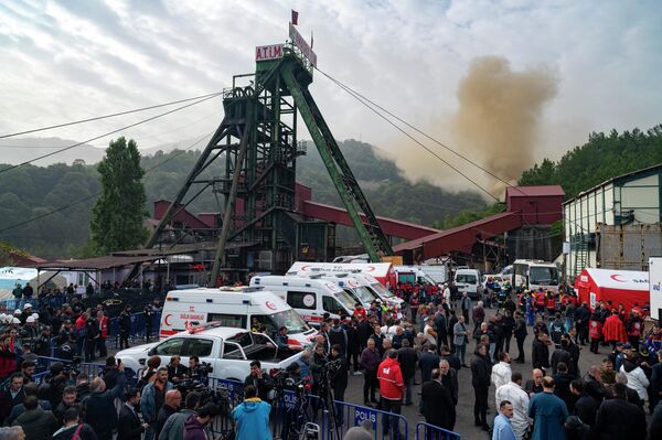 Ситуация на угольной шахте в турецкой Амасре, где, в результате взрыва, погибли десятки шахтеров. - Sputnik Азербайджан