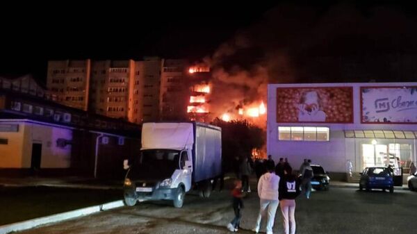 Пожар в жилом доме после падения сверхзвукового истребителя-бомбардировщика - Sputnik Азербайджан