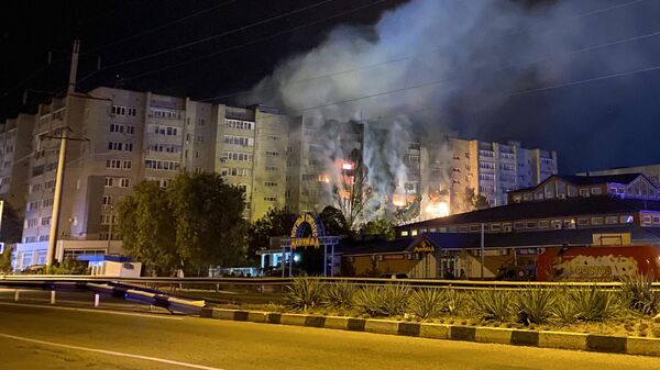 Пожар в жилом доме после падения сверхзвукового истребителя-бомбардировщика Су-34 в Ейске - Sputnik Азербайджан