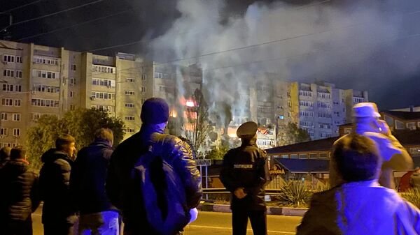 Очевидцы наблюдают за пожаром в жилом доме после падения сверхзвукового истребителя-бомбардировщика Су-34 в Ейске - Sputnik Азербайджан