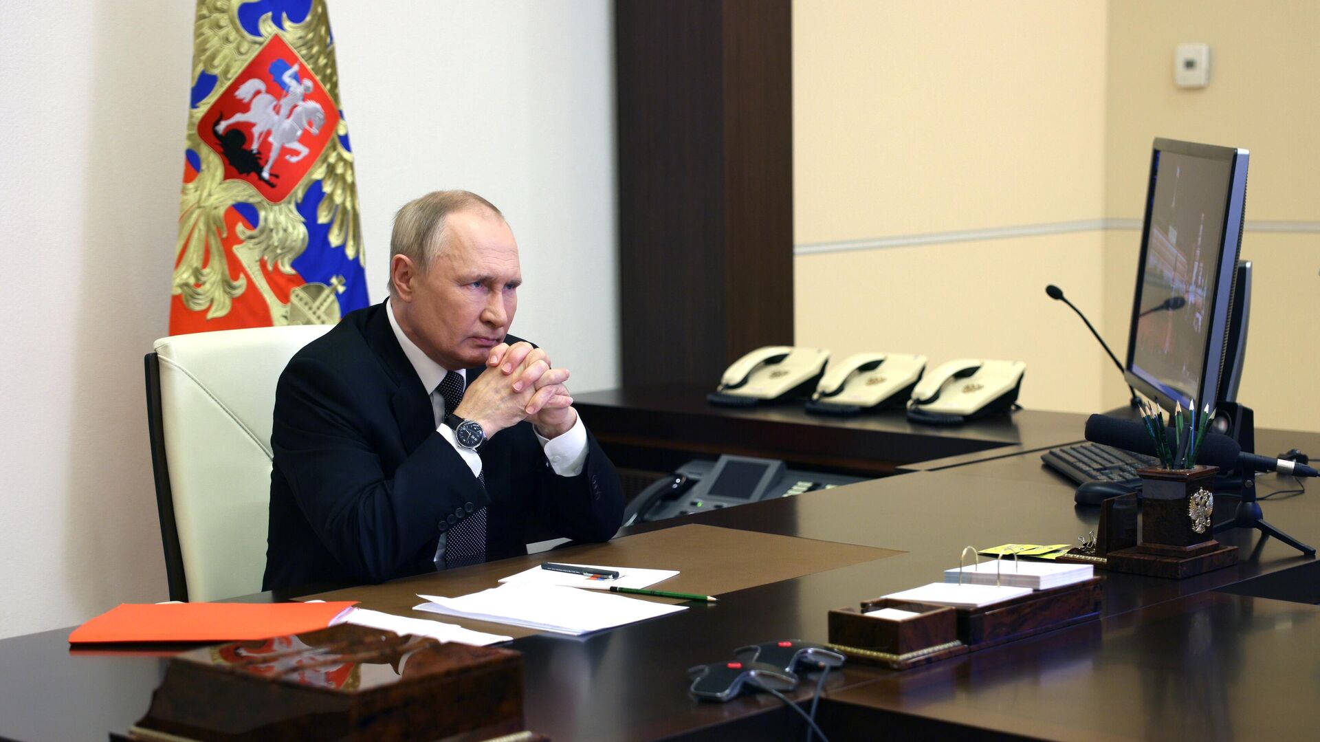 Президент РФ Владимир Путин проводит оперативное совещание с постоянными членами Совета безопасности РФ в режиме видеоконференции - Sputnik Азербайджан, 1920, 25.10.2022