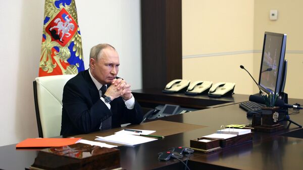 Президент РФ Владимир Путин проводит оперативное совещание с постоянными членами Совета безопасности РФ в режиме видеоконференции - Sputnik Азербайджан