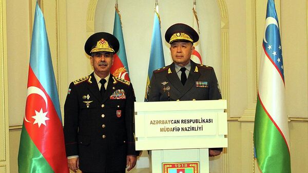 Делегация, возглавляемая министром обороны Узбекистана генерал-лейтенантом Баходиром Курбановым с Закиром Гасановым - Sputnik Азербайджан