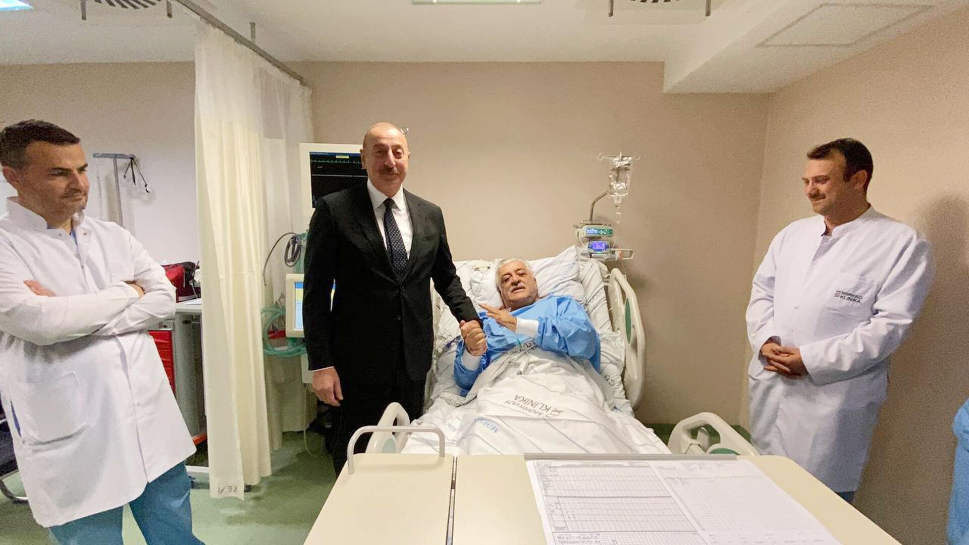 Президент Азербайджана Ильхам Алиев навестил сегодня пострадавших в ДТП высоких турецких гостей, госпитализированных в Центральную клиническую больницу - Sputnik Азербайджан, 1920, 21.10.2022
