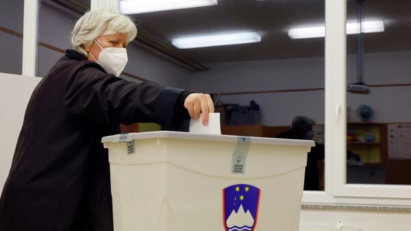 Женщина голосует на президентских выборах на избирательном участке в Любляне, Словения - Sputnik Азербайджан