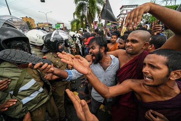 Столкновения во время антиправительственной демонстрации студентов университета, требующих освобождения их лидеров, в Коломбо, Шри-Ланка. - Sputnik Азербайджан