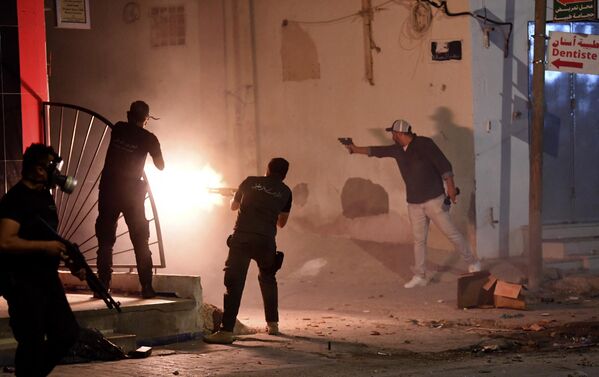 Полиция применила слезоточивый газ во время протестов в Эттадхамене, Тунис. - Sputnik Азербайджан