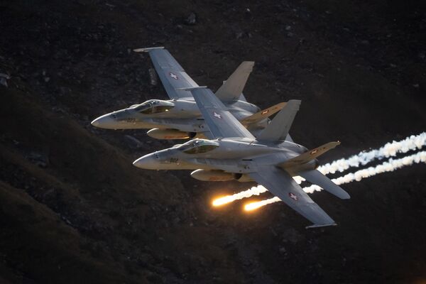 İsveçrə Hərbi Hava Qüvvələrinə məxsus iki McDonnell Douglas F/A-18 Hornet qırıcısı hava şousu zamanı. - Sputnik Azərbaycan