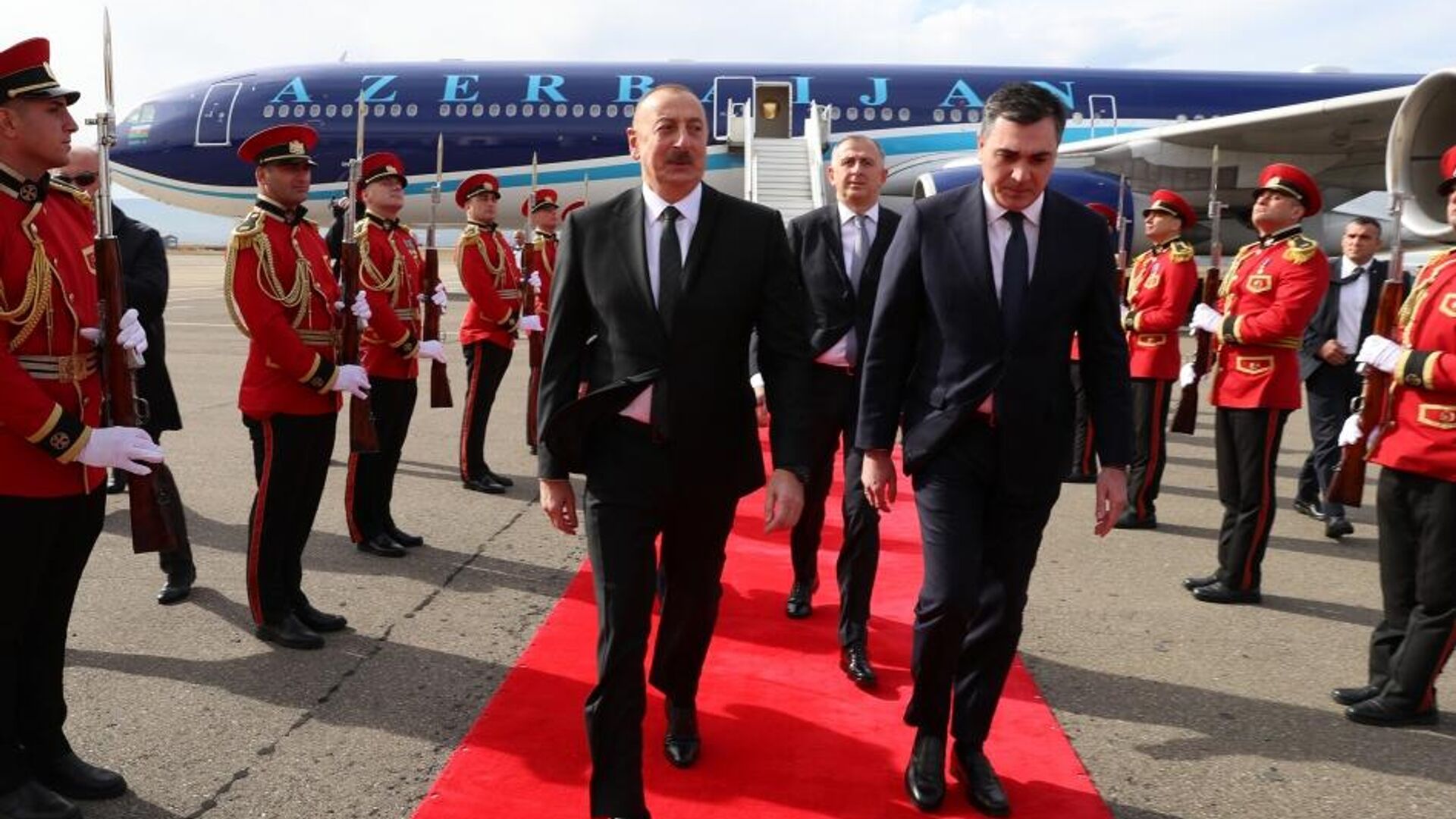 Президент Азербайджана Ильхам Алиев в понедельник с рабочим визитом прибыл Грузию - Sputnik Азербайджан, 1920, 24.10.2022