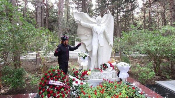 Узбекский певец почтил память Магомаева  велопробегом Ташкент-Баку  - Sputnik Азербайджан