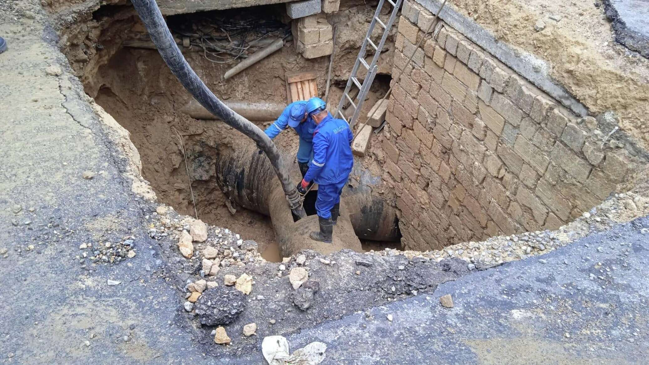 Азербайджан продлила. Водопровод. Авария на водопроводе. Баку авария на водопроводе. Аварии в системах водоснабжения.