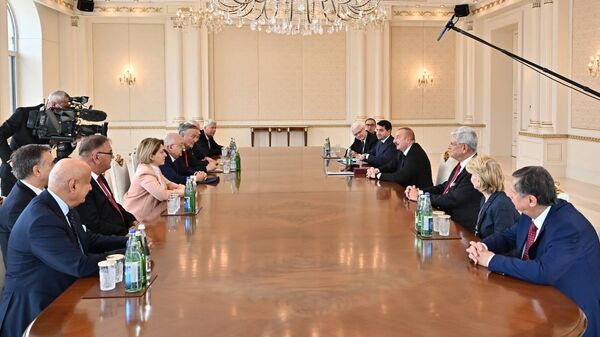 Президент Ильхам Алиев принял делегацию Международного центра Низами Гянджеви - Sputnik Азербайджан