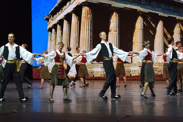 В юбилейную программу вошли хореографические номера, в которых отображены культура, обычаи и традиции разных народов. - Sputnik Азербайджан