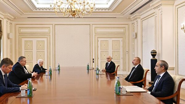 Президент Азербайджанской Республики Ильхам Алиев принял помощника Премьер-министра Российской Федерации Алексея Оверчука - Sputnik Азербайджан