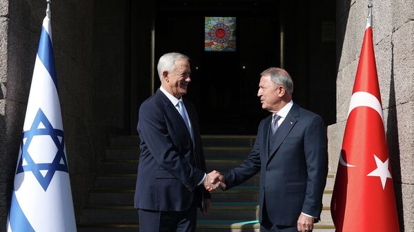 Министр обороны Турции Хулуси Акар (справа) и министр обороны Израиля Бенни Ганц - Sputnik Азербайджан