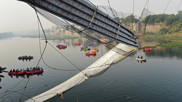 Обрушение моста в индийском штате Гуджарат - Sputnik Азербайджан