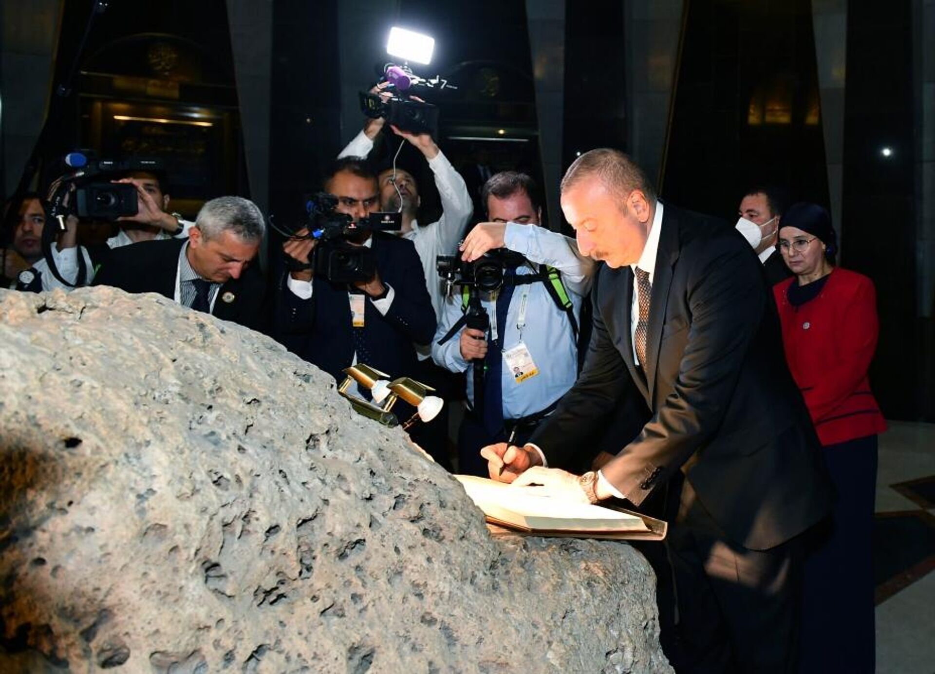 Президент Ильхам Алиев посетил Памятник славы и мученичества и Национальный музей борцов за независимость в столице Алжира - Sputnik Azərbaycan, 1920, 01.11.2022