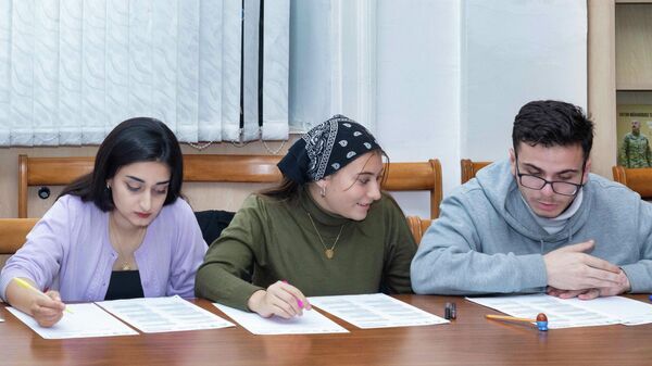 Участники просветительской акции «Большой этнографический диктант» в Азербайджанском государственном педагогическом университете (АГПУ) - Sputnik Азербайджан