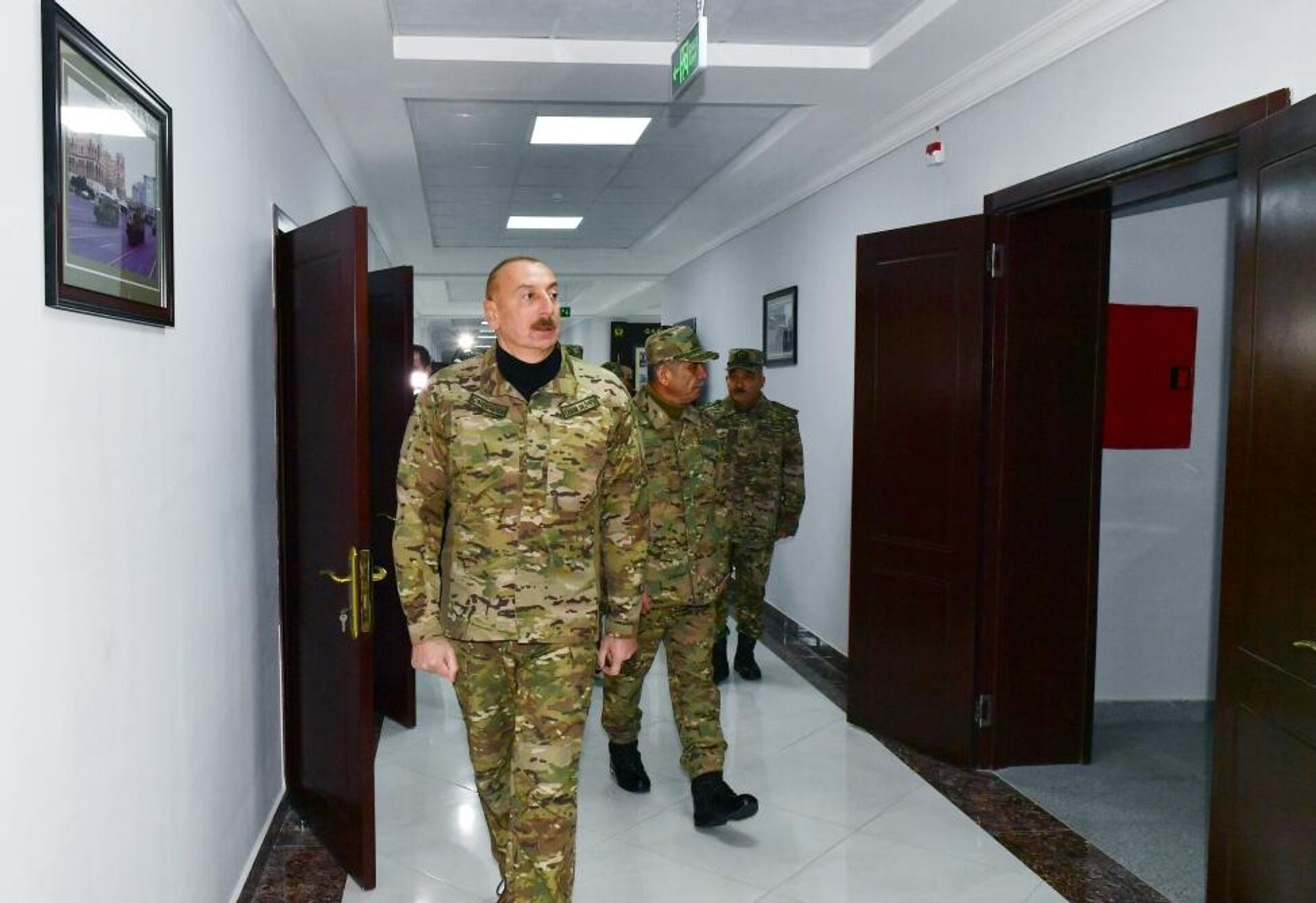 Президент Ильхам Алиев ознакомился с условиями, созданными в сданной в эксплуатацию N-ской воинской части в Физулинском районе - Sputnik Azərbaycan, 1920, 07.11.2022