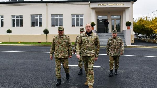 Президент Ильхам Алиев ознакомился с условиями, созданными в сданной в эксплуатацию N-ской воинской части в Физулинском районе - Sputnik Азербайджан