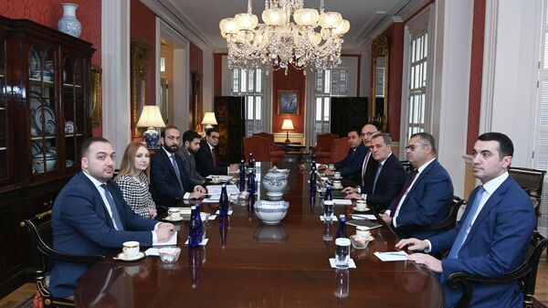  Вашингтоне началась двусторонняя встреча между министрами иностранных дел Азербайджана и Армении Джейхуном Байрамовым и Араратом Мирзояном - Sputnik Азербайджан
