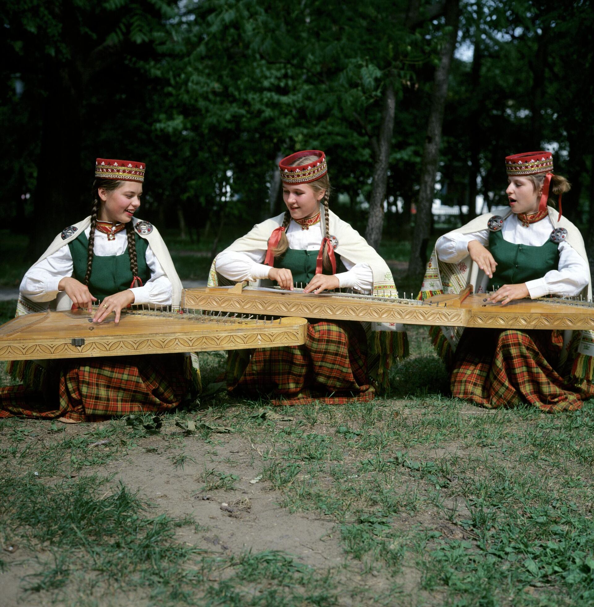 Латышские девушки играют на музыкальном инструменте - кантеле. - Sputnik Azərbaycan, 1920, 07.11.2022