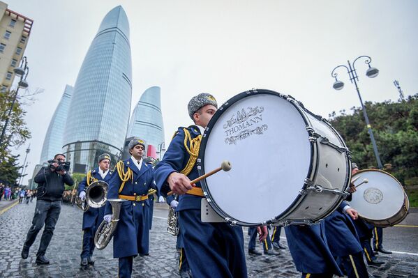 8 ноября по случаю Дня Победы в Баку прошли военные марши в сопровождении оркестров. - Sputnik Азербайджан