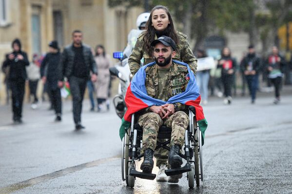 Марш в связи с Днем Победы в Баку. - Sputnik Азербайджан