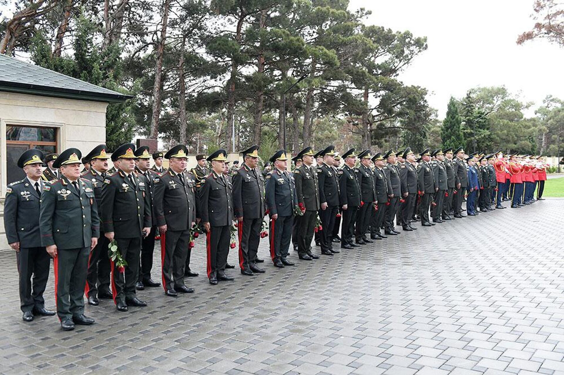 Руководящий состав Министерства обороны посетил Вторую Аллею шехидов - Sputnik Азербайджан, 1920, 08.11.2022