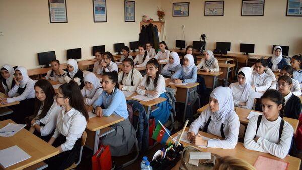 Qadın liderliyi uğrunda İB-nin qızlar üçün liderlik təlimləri - Sputnik Azərbaycan