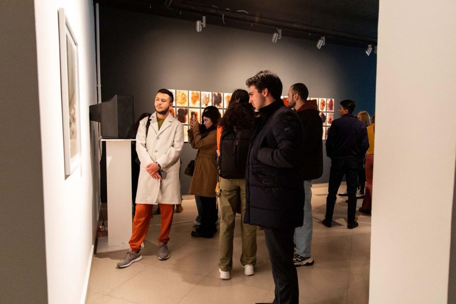 Молодые азербайджанские и российские художники представили свои работы в Пространстве современного искусства YARAT коллективную выставку под названием SAFEZONE («Безопасная зона») - Sputnik Азербайджан, 1920, 11.11.2022