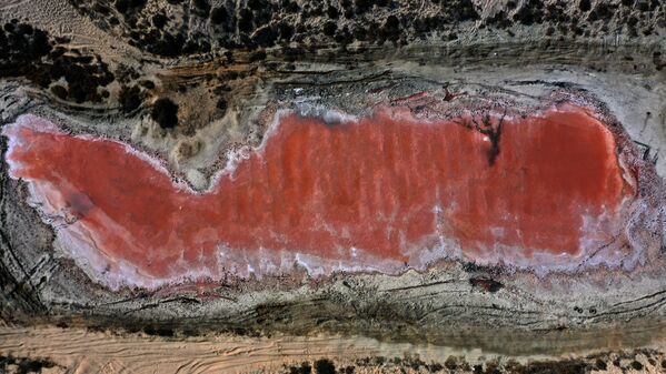 Розовое озеро в Рас-эль-Хайме, ОАЭ, получившее такой цвет за счет красных водорослей. - Sputnik Азербайджан