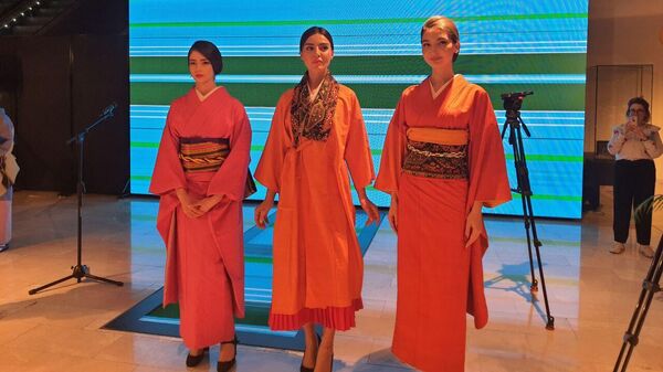 Дефиле Элегантное японское кимоно в Азербайджанском национальном музее ковра - Sputnik Азербайджан