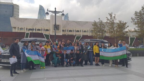 Участники международного автомарафона Узбекистан-Казахстан-Азербайджан-ОАЭ-Катар приехали в Баку - Sputnik Азербайджан