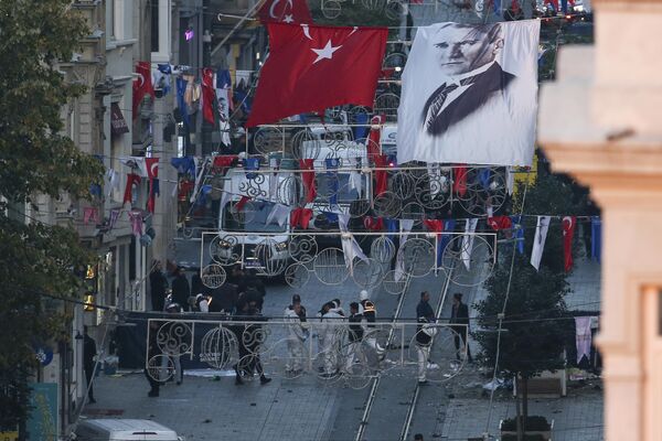 Сотрудники служб безопасности и машины скорой помощи на месте взрыва на улице Истикляль в Стамбуле, 13 ноября 2022 года. - Sputnik Азербайджан