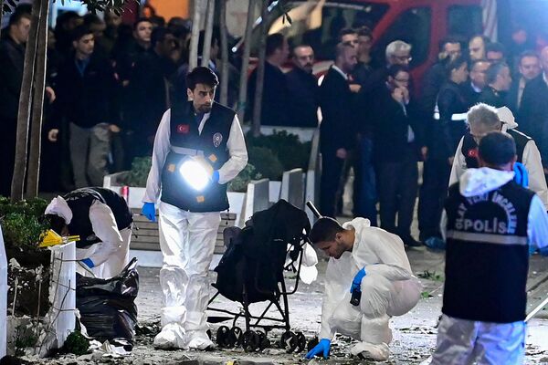 Турецкие полицейские на месте теракта на улице Истикляль в Стамбуле, 13 ноября 2022 года. - Sputnik Азербайджан