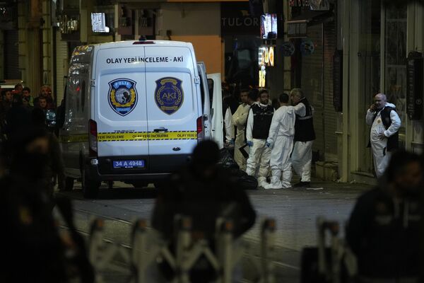 Сотрудники правоохранительных органов на месте теракта на улице Истикляль в Стамбуле, 13 ноября 2022 года. - Sputnik Азербайджан