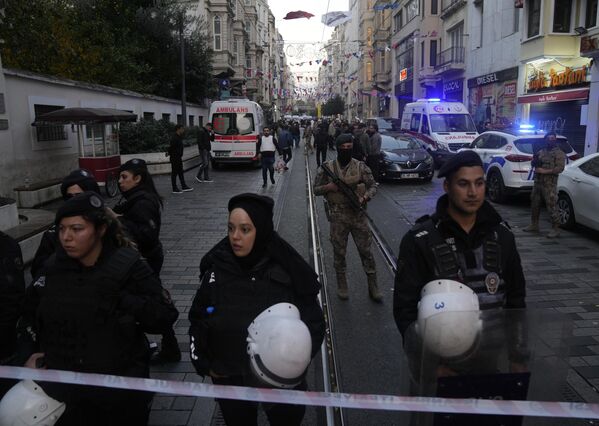 Сотрудники служб безопасности и машины скорой помощи на месте взрыва на улице Истикляль в Стамбуле, 13 ноября 2022 года. - Sputnik Азербайджан