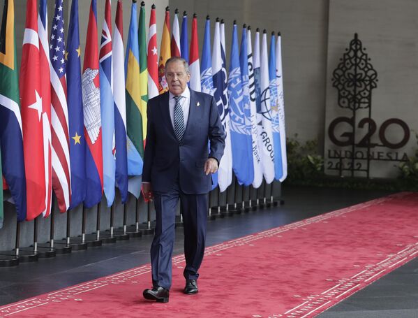 Министр иностранных дел России Сергей Лавров прибывает к началу саммита G20 в Бали, Индонезия. - Sputnik Азербайджан