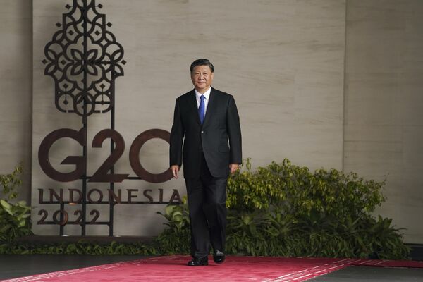 Китайский лидер Си Цзиньпин прибывает к началу саммита G20 в Бали, Индонезия. - Sputnik Азербайджан