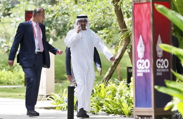 Президент Объединенных Арабских Эмиратов шейх Мохамед бен Заид Аль-Нахайян разговаривает по телефону, направляясь на обед, во время саммита лидеров G20 в Бали, Индонезия. - Sputnik Азербайджан