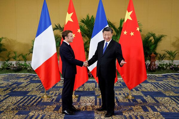 Президент Франции Эммануэль Макрон встречается с председателем Китая Си Цзиньпином на полях саммита G20. - Sputnik Азербайджан