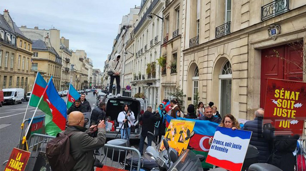 Азербайджанцы проводят акцию протеста перед Сенатом Франции - Sputnik Азербайджан