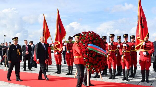 Ильхам Алиев посетил монумент Мать Албания в Тиране - Sputnik Азербайджан