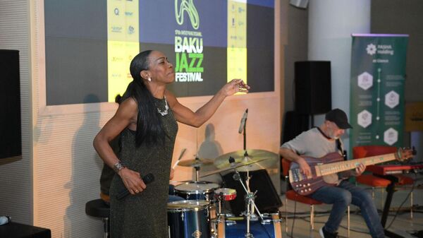 Бразильская дива Элоиза Лоуренсо во время выступления на джаз-фестивале в Баку - Sputnik Азербайджан