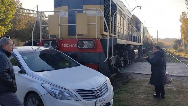 Столкновение железнодорожного состава и легковушки произошло в Баку - Sputnik Азербайджан