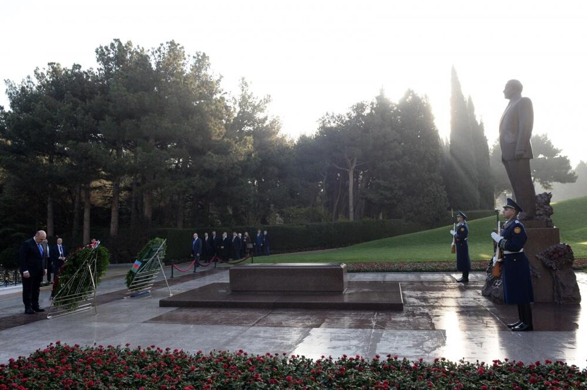 Председатель Правительства Российской Федерации Михаил Мишустин посетил могилу великого лидера и Шехидляр хиябаны - Sputnik Azərbaycan, 1920, 18.11.2022