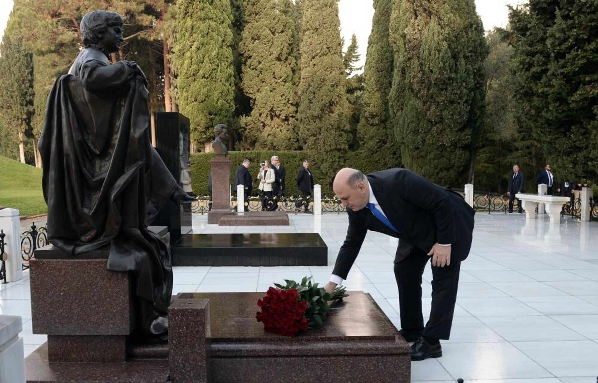 Председатель Правительства Российской Федерации Михаил Мишустин посетил могилу великого лидера и Шехидляр хиябаны - Sputnik Азербайджан, 1920, 18.11.2022